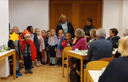 Kinder besuchen Senioren