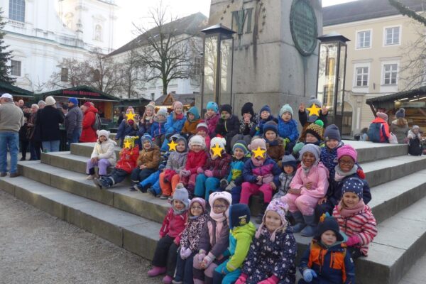 Kinder sitzen auf Treppenstufen