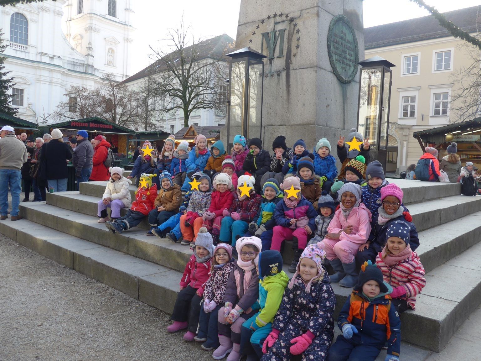 Kinder sitzen auf Treppenstufen