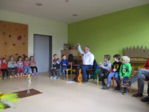 Pfarrer im Kindergarten