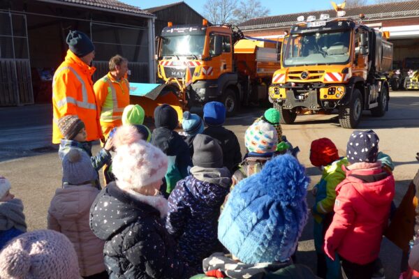 Kindergartenkinder besuchen den Bauhof