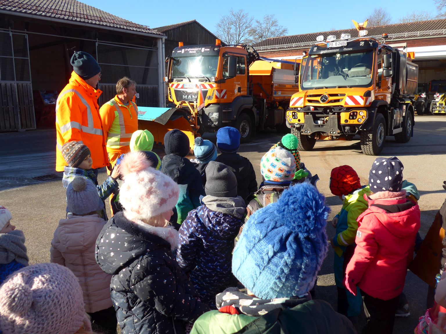 Kindergartenkinder besuchen den Bauhof