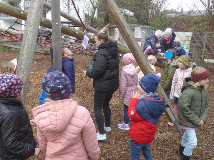 Kinder im Garten