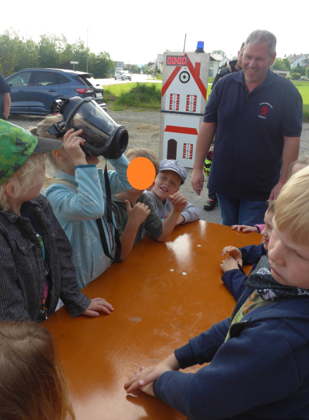 Kinder sitzen zusammen