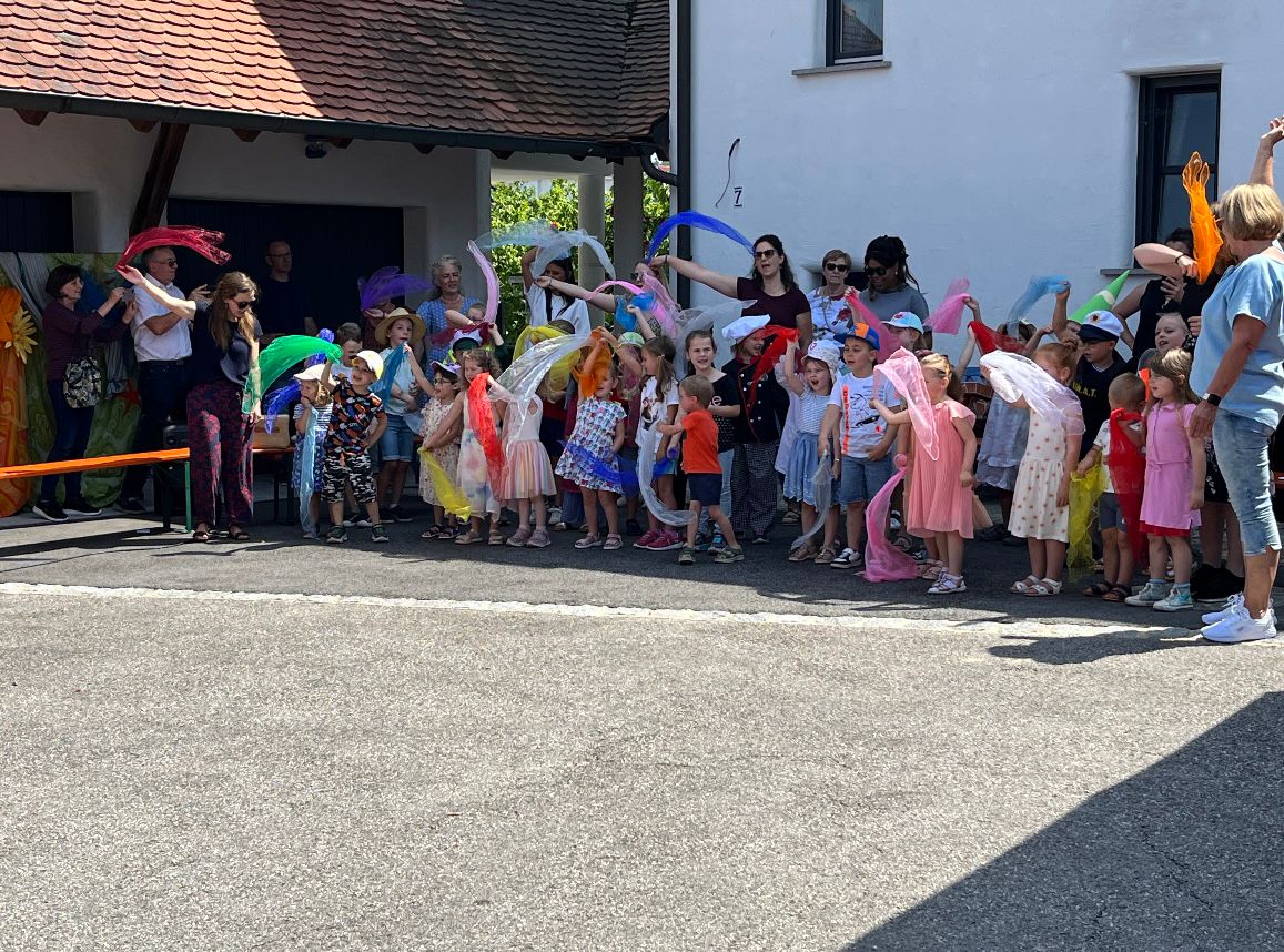 Kinder stehen in einer Reihe