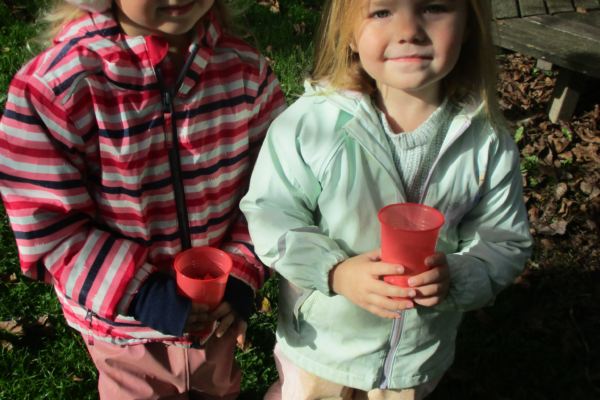 Kinder im Garten