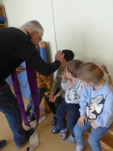 Pfarrer und Kinder