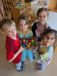 Kinder mit Osterkorb