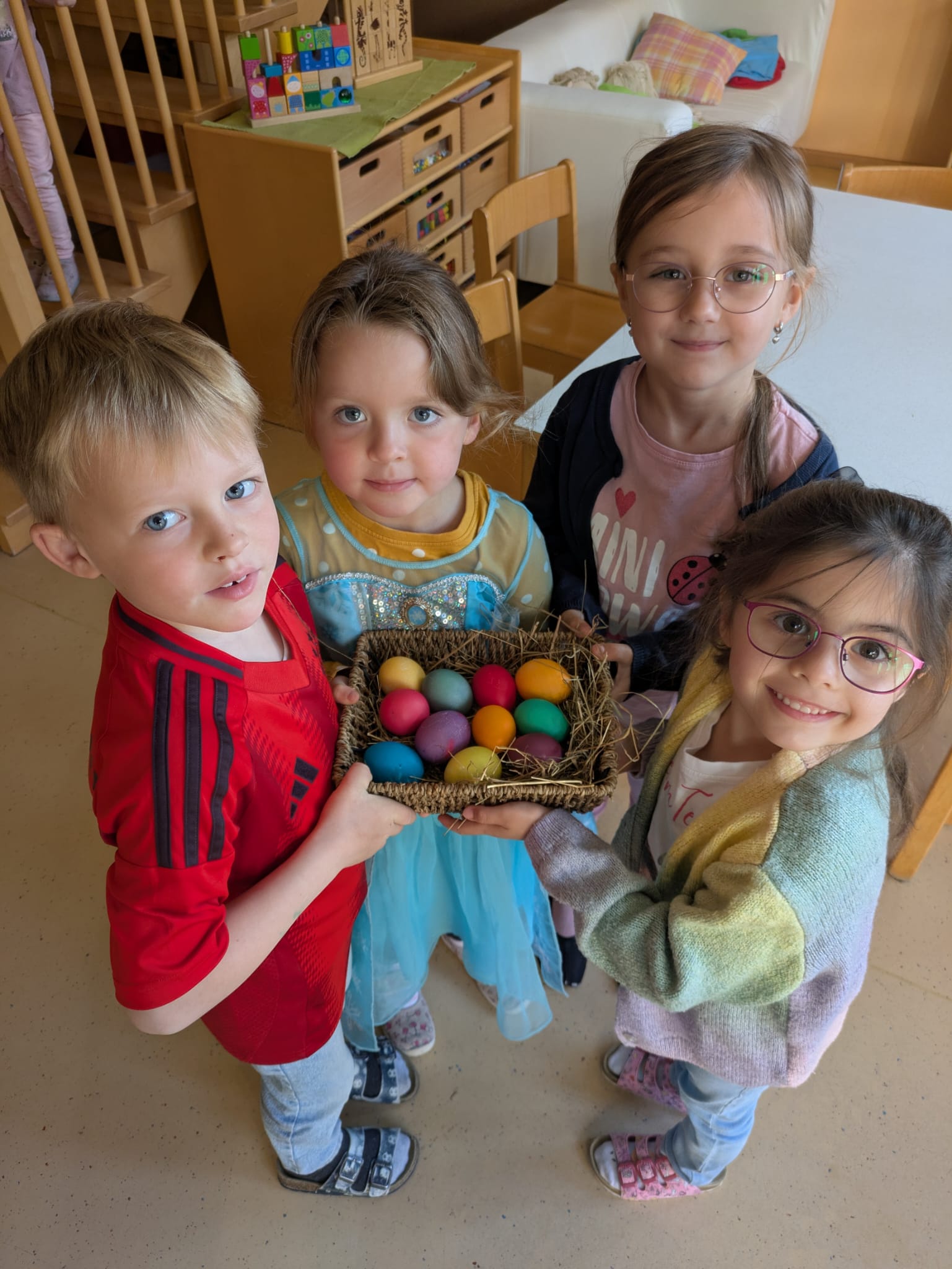 Kinder mit Osterkorb