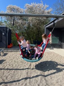 Kinder in Schaukel
