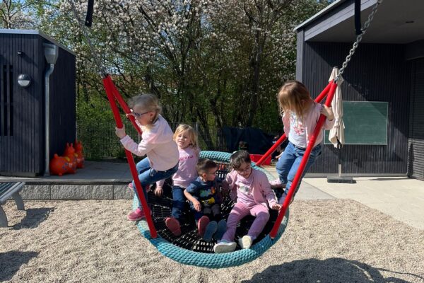 Kinder in Schaukel