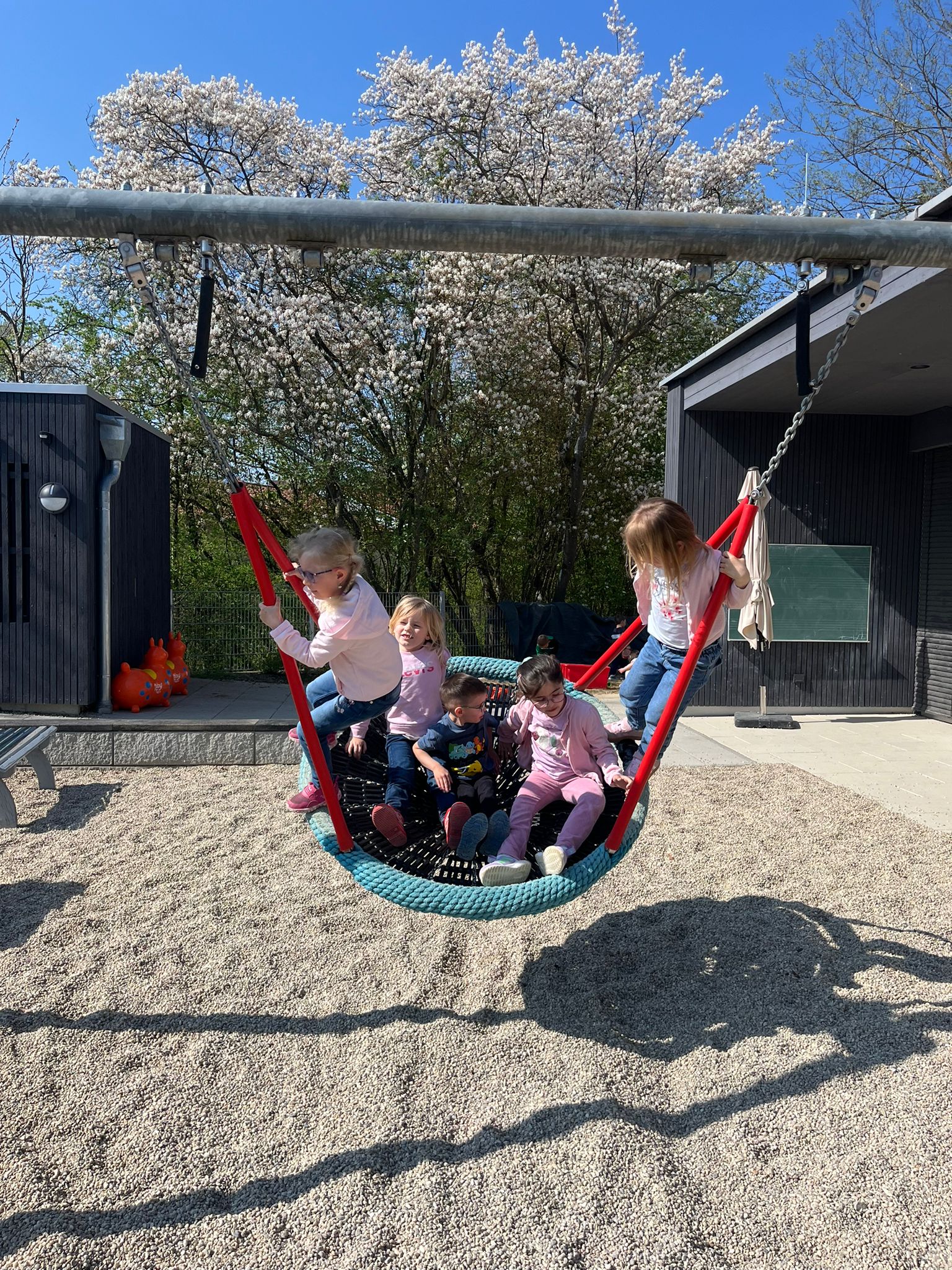 Kinder in Schaukel