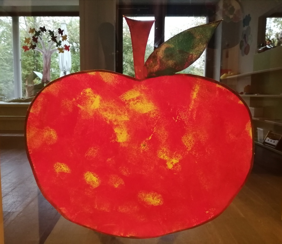 Gestalteter Apfel von den Krippenkindern