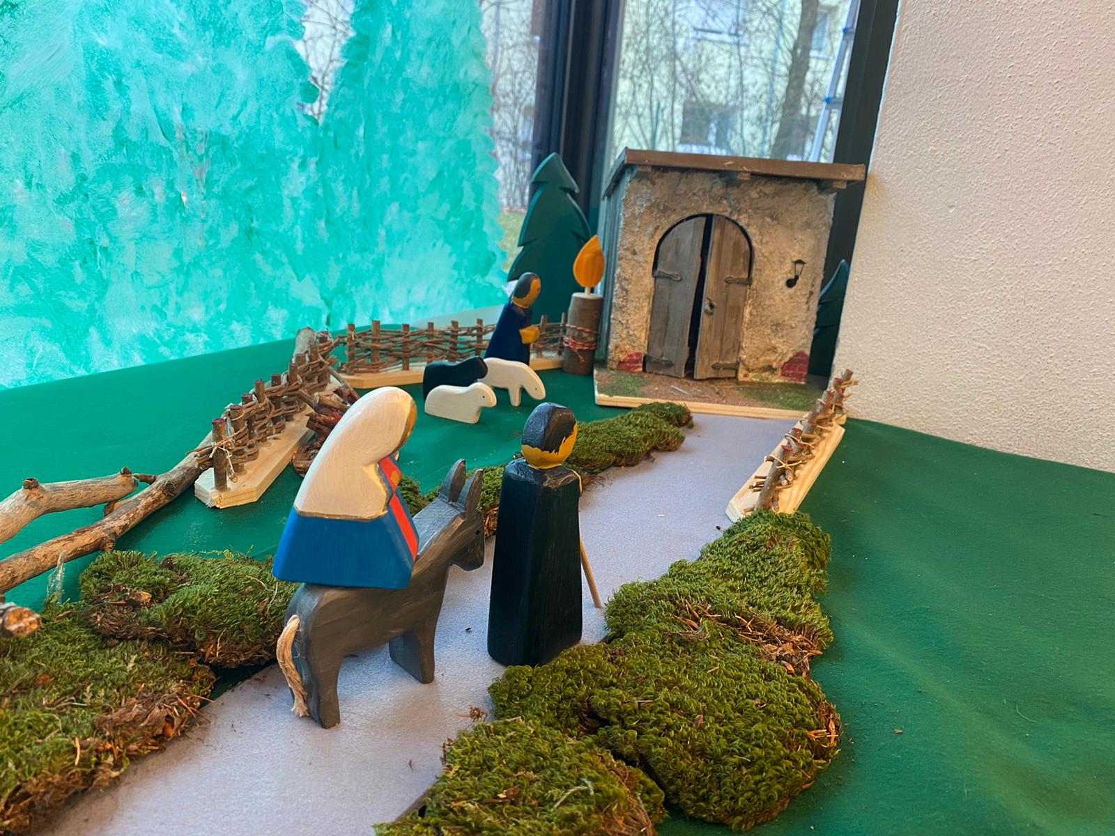 Maria und Josef auf dem Weg zum Stall