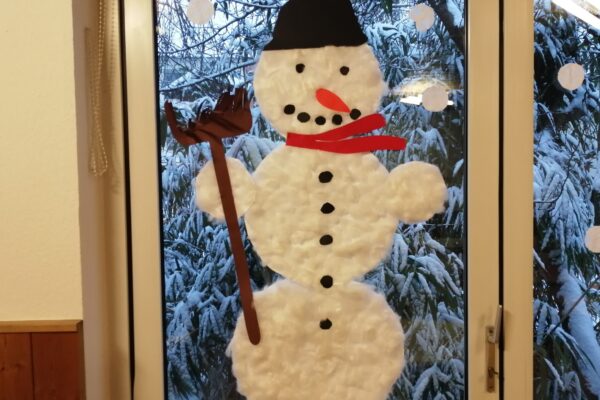 Ein lustiger Schneemann aus Watte