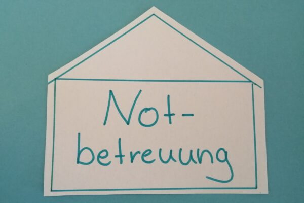 Haus mit Aufschrift "Notbetreuung"