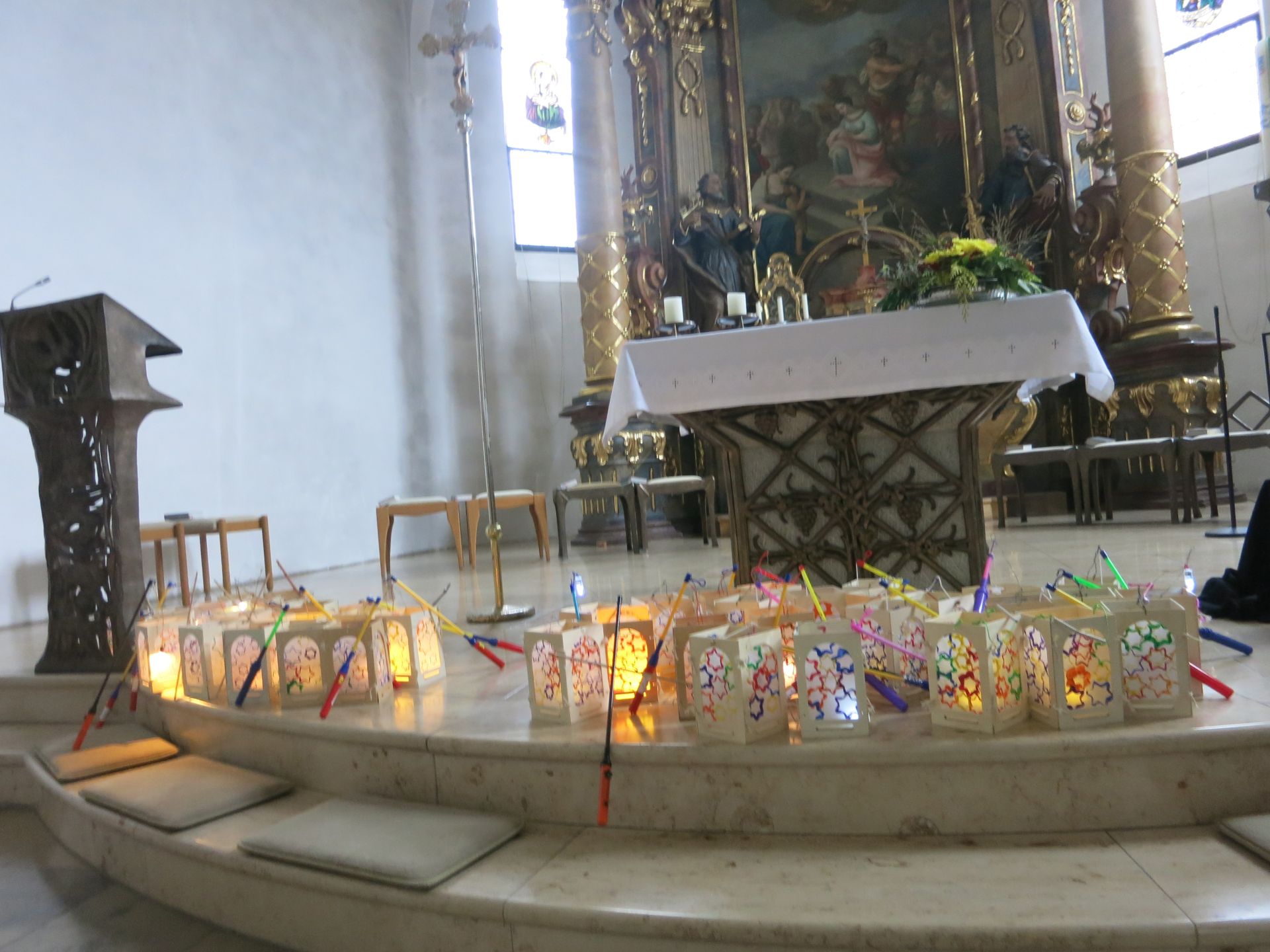 Laternen in der Kirche