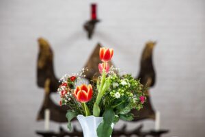 Blumen auf Altar