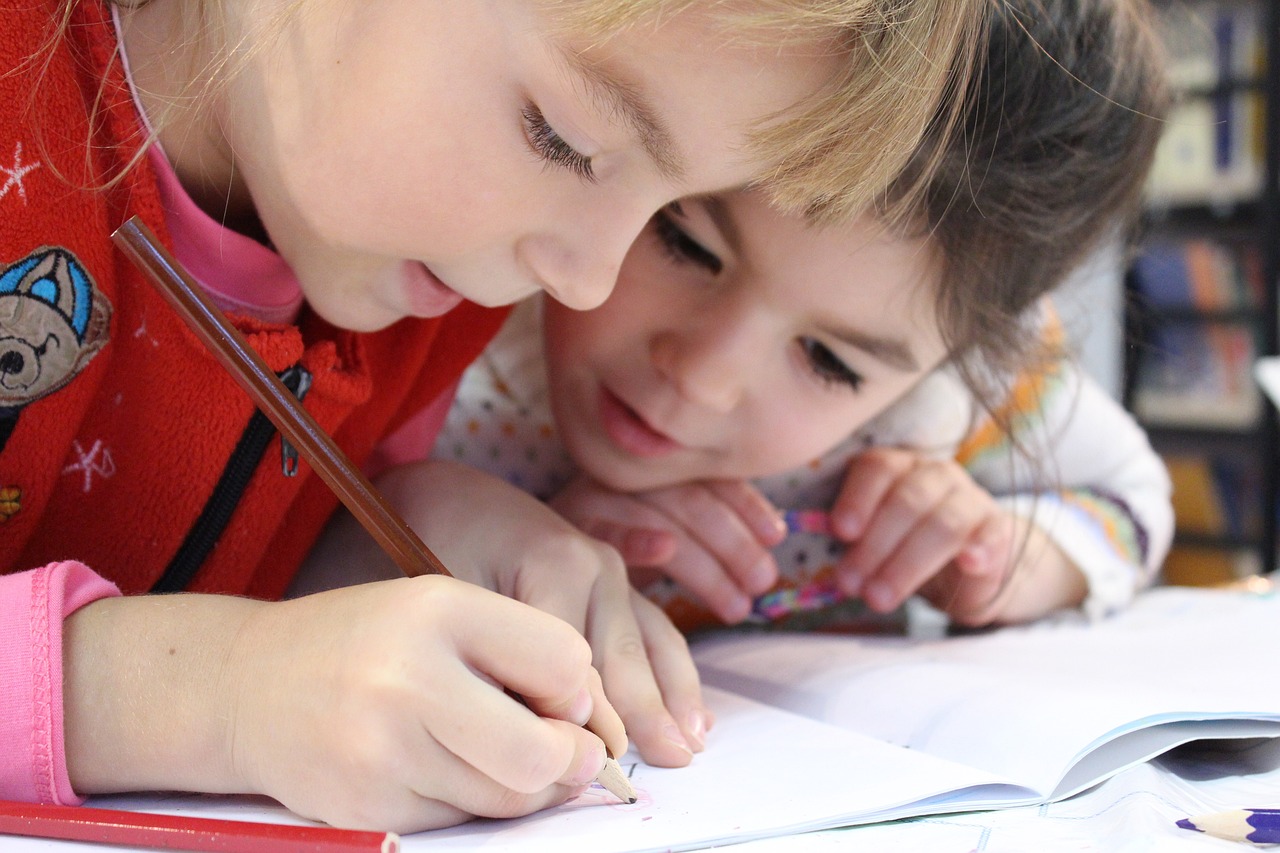 Kinder, die zusammenhelfen